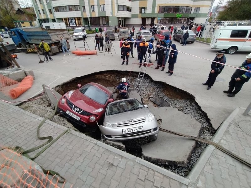 Бульон из япономарок: в центре Новосибирска машины провалились в яму с кипятком