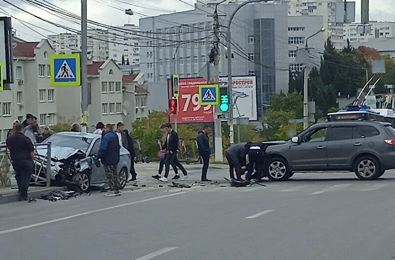 В Севастополе автомобиль от удара выкинуло на пешеходов