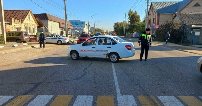 В Саратовской области учебный автомобиль сбил девушку на пешеходном переходе