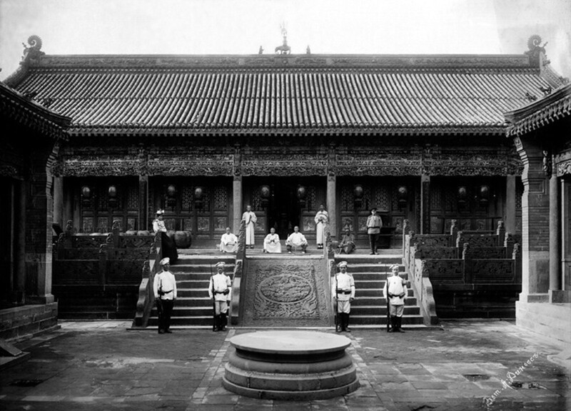 Русские солдаты в храме, Китай.