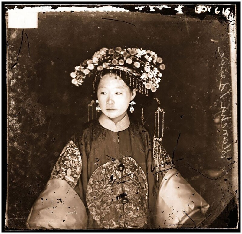 Маньчжурская женщина в свадебном платье