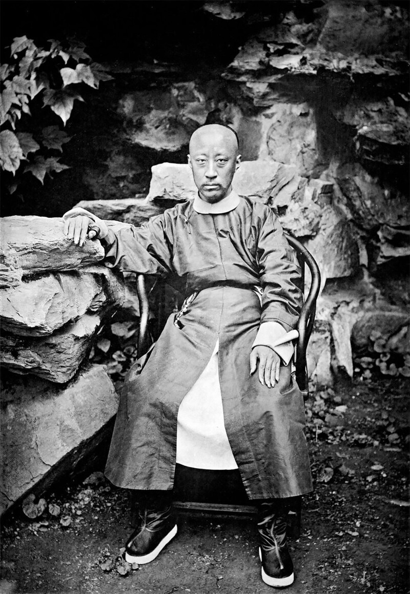 Принц Гун (на фото ему около сорока лет), шестой сын императора Тао Квана, правившего с 1820 по 1850 год 