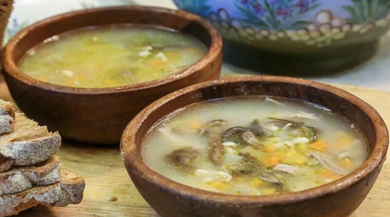 Рассольник с перловкой, огурцами и маринованными опятами