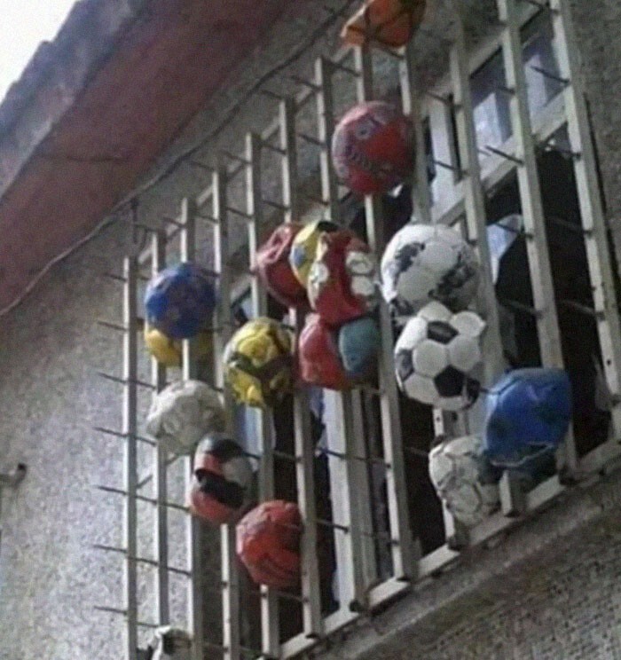 Хозяйке квартиры надоело, что ей то и дело разбивают окно футбольным мячом