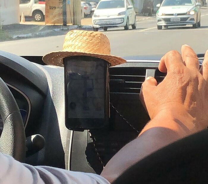 Соломенные шляпы в Бразилии есть даже у смартфонов