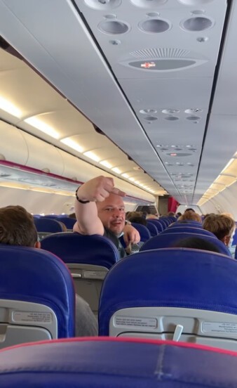 "А как мне в ней дышать?": пассажир на авиарейсе из Ларнаки устроил скандал из-за маски