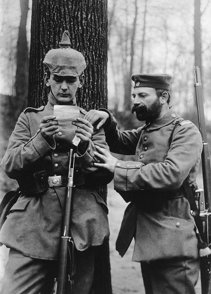 8. Отец и сын из одного немецкого полка читают письмо жены и матери на фронте, 1915 год