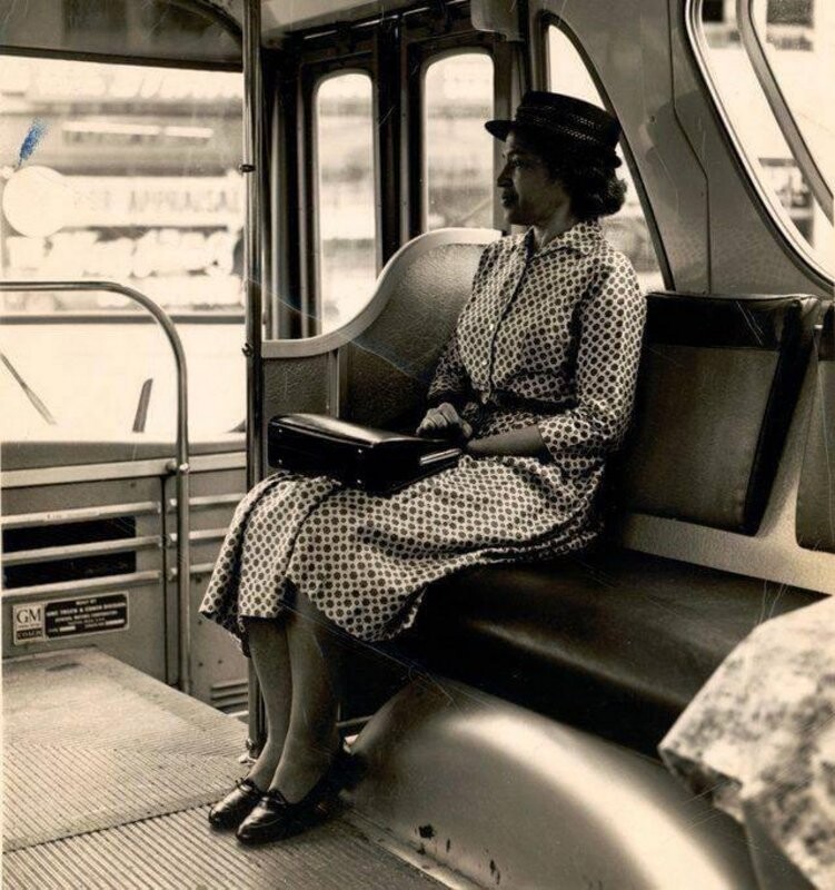 10. Роза Паркс сидит в передней части автобуса после отмены расовой сегрегации в транспорте, примерно 1965 год
