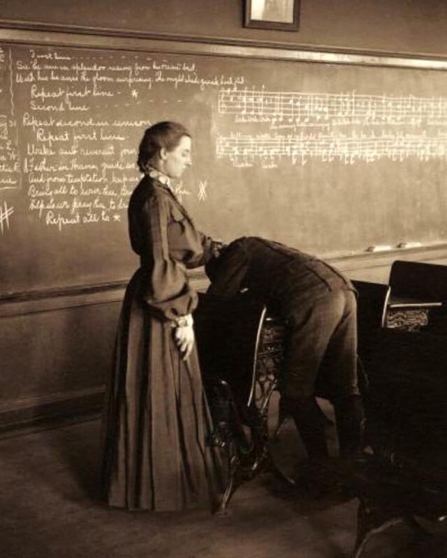 12. Школьная учительница наказывает ученика, Меномони, Висконсин, 1905 год