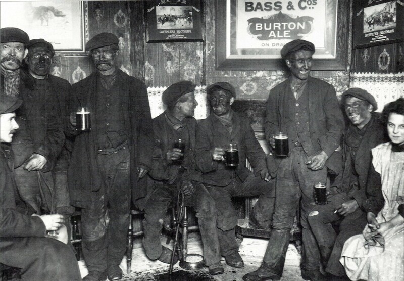 3. Валлийские угольщики угощаются пивом после смены. около 1912 г.