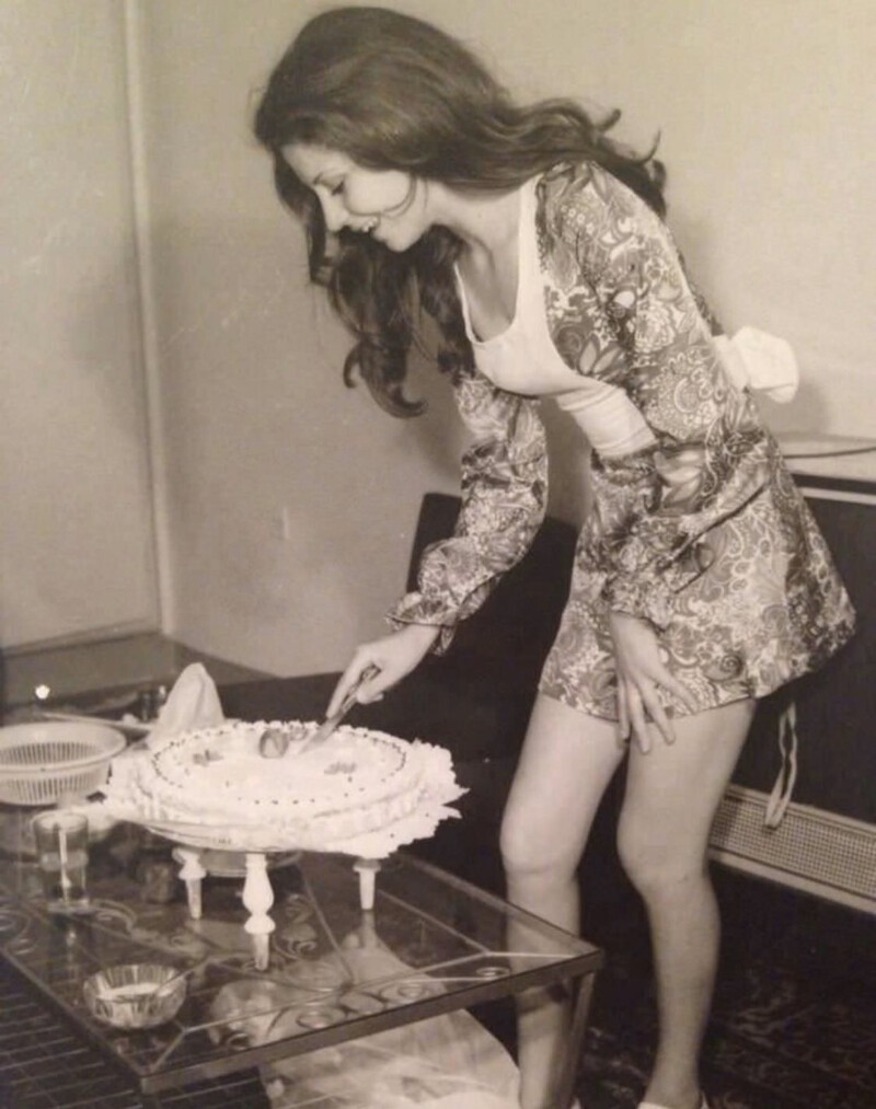 2. Женщина разрезает торт на день рождения в Иране, 1973 год, за 5 лет до исламской революции
