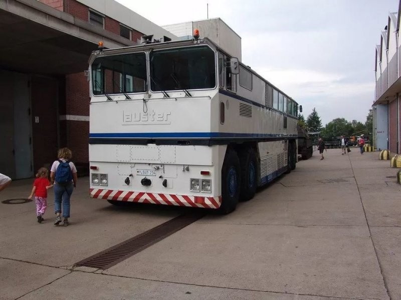 Огромный грузовик Lauster MF-60, похожий на тепловоз