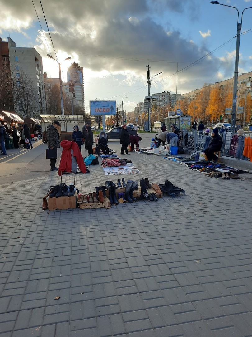 Жители Кировского района просят убрать стихийный рынок на Новаторов – власти молчат