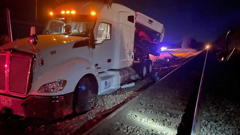 В штате Оклахома поезд снес груженый автовоз на переезде