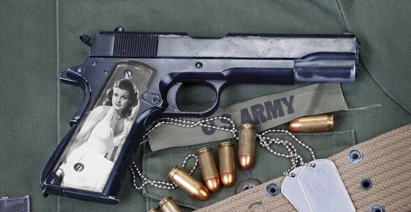 Во время Второй мировой солдаты мастерили рукоятки пистолетов с фотографиями своих родных. В основном они использовали стекло от сбитых самолетов