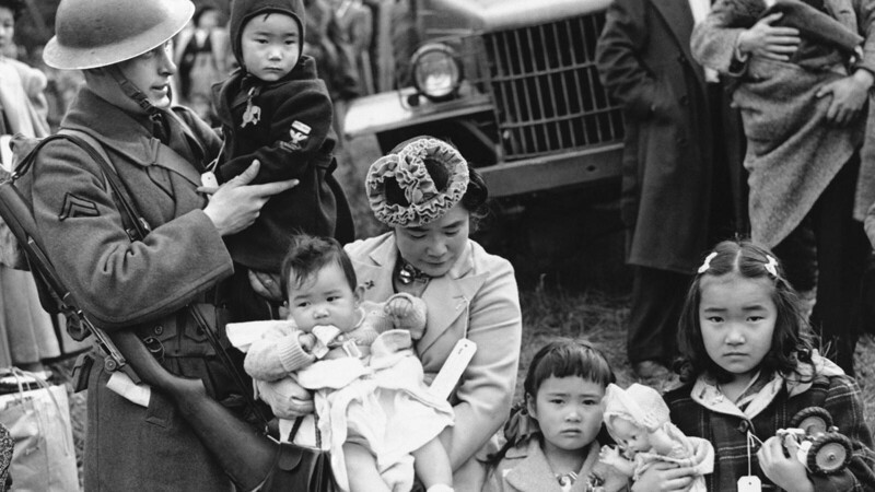 Во время Второй мировой более 120 тыс американцев японского происхождения содержались в концентрационных лагерях по всей Америке. Правительство США публично признало это нарушением прав человека только 40 лет спустя