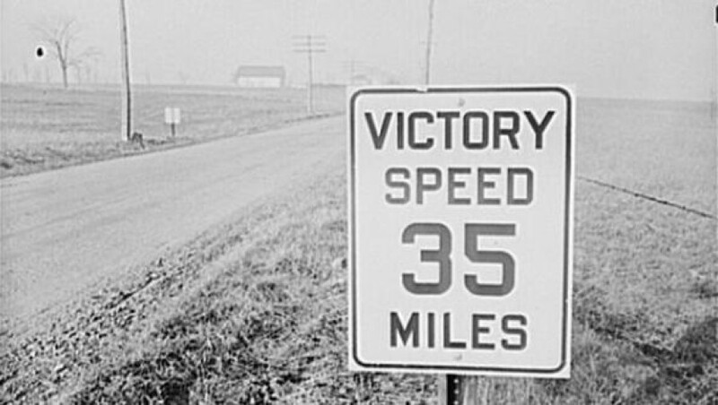 Во время Второй мировой войны США ввели общенациональное ограничение скорости - 35 миль в час, чтобы сэкономить бензин и резину для шин для военных действий