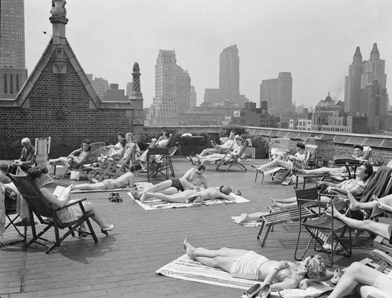 Солнечные ванны на крыше жилого дома в Тюдор-Сити, Нью-Йорк, 1943 год