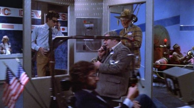 13. Стивен Спилберг появляется в «Гремлинах» (1984) в сцене на научной конвенции.