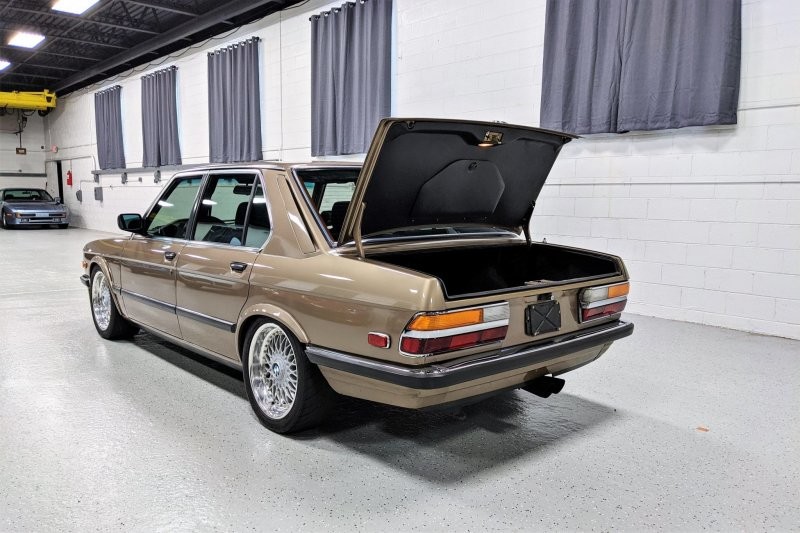 В BMW 1985 года установили двигатель V8 от General Motors турбонаддувом и теперь продают
