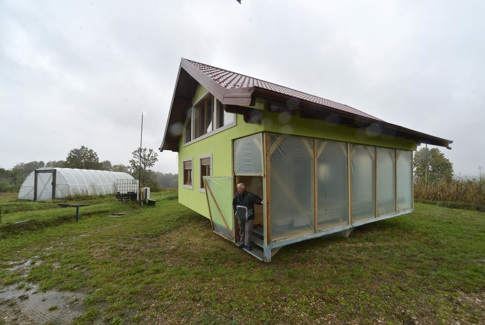 Мужчина построил вращающийся дом, чтобы его жена могла изменить вид из окна, когда захочет