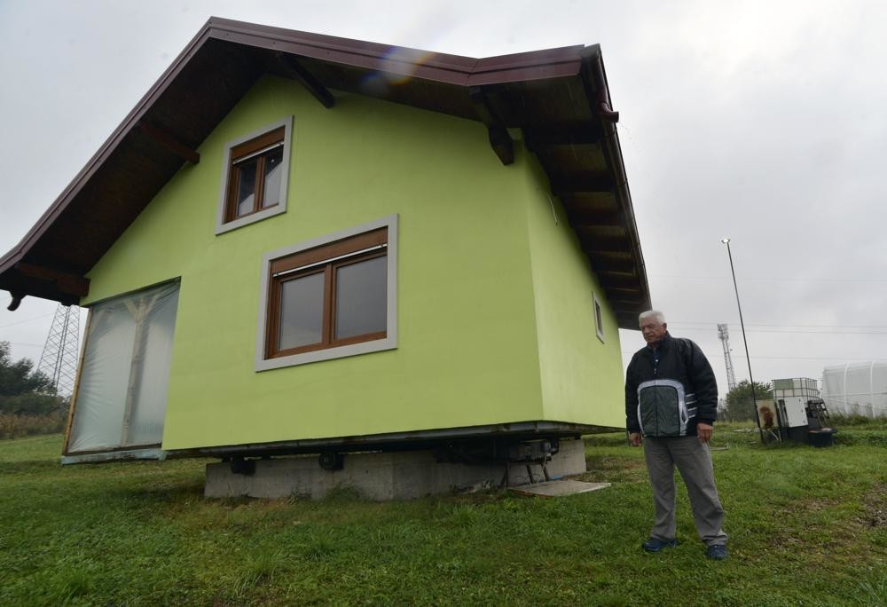 Мужчина построил вращающийся дом, чтобы его жена могла изменить вид из окна, когда захочет