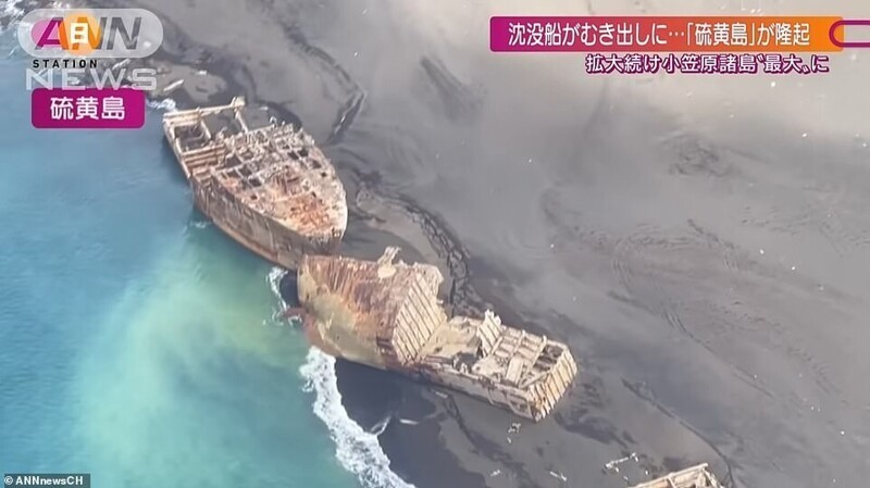 На острове Иводзима со дна океана поднялись затопленные японские корабли