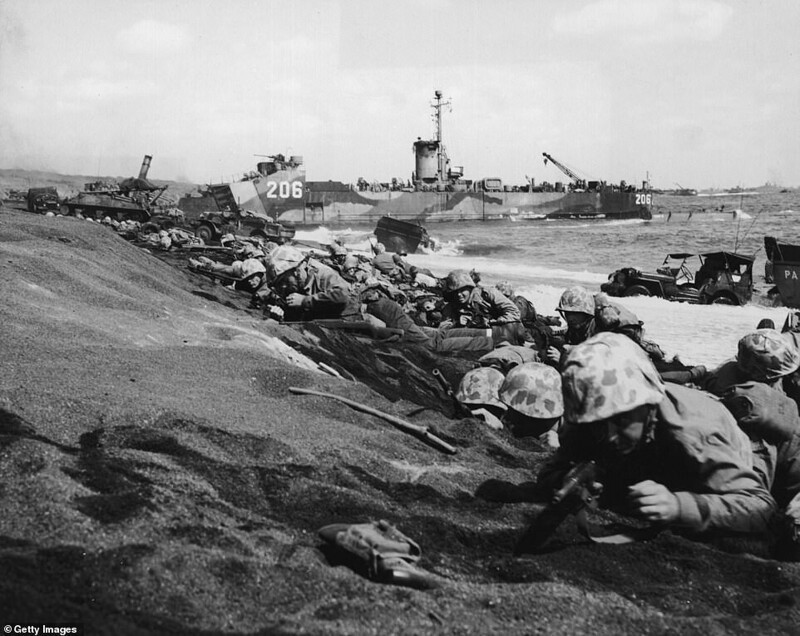На острове Иводзима со дна океана поднялись затопленные японские корабли