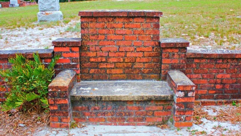 "Кресло дьявола" - скамья у могилы на кладбище в Кассадаге, США. По местной легенде, закрытое пиво, оставленное на скамье, к утру опустеет - его выпьет дьявол
