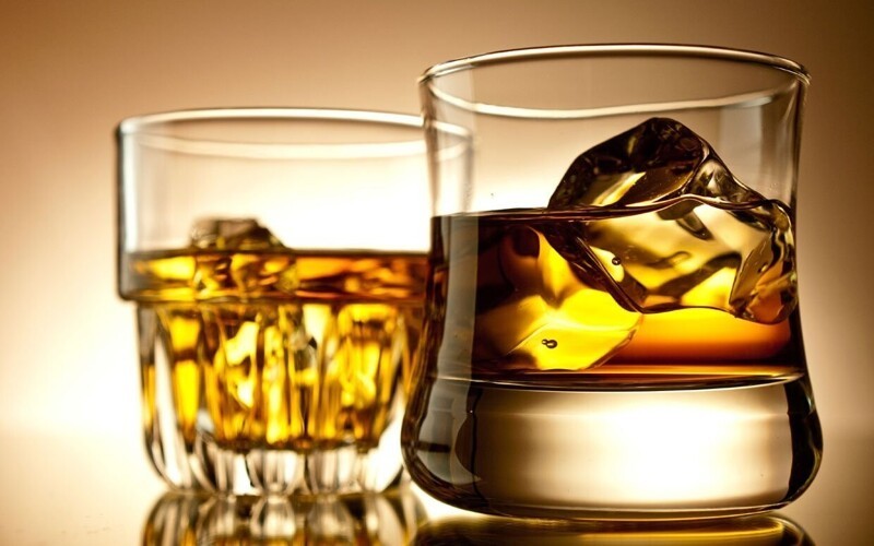 Алкоголь темного цвета с большей вероятностью вызывает головную боль, чем "чистый" алкоголь