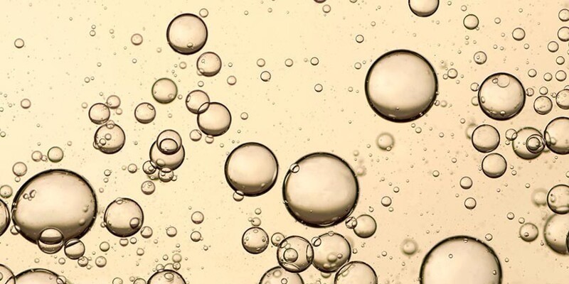 Пузырьки в шампанском - это распределённый в базовом (тихом) вине углекислый газ, что появляется в результате вторичной ферментации. Они появляются после добавления дрожжей и сахара - дрожжи поглощают сахар, выделяя углекислый газ