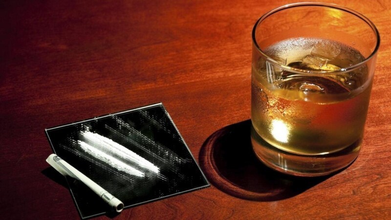 Смешивание алкоголя с кокаином запускает химическую реакцию в печени, производя кокаэтилен - сложный эфир, подобный кокаину. Он гораздо более токсичен, и многие случаи летального исхода от передозировки могут быть связаны с кокаэтиленовым отравлением