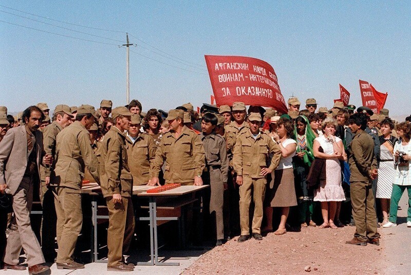 Праздник для советских солдат в афганском Шиндаде, октябрь 1986 год