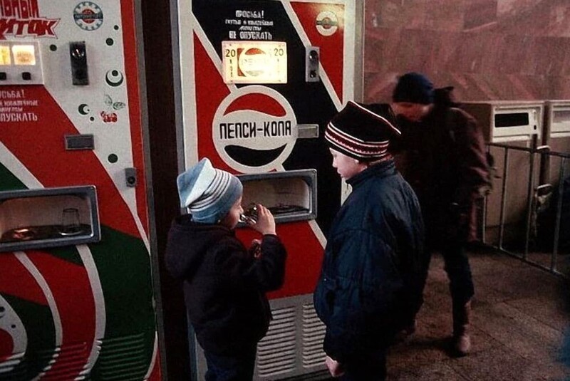 Мальчики покупают пепси в торговом автомате.1990 год. Москва