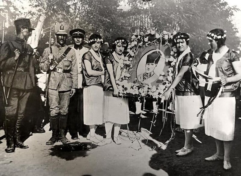 Турецкие девушки празднуют освобождение из гаремов, благодаря Кемалю Ататюрку, Стамбул, Турция. 1931 год