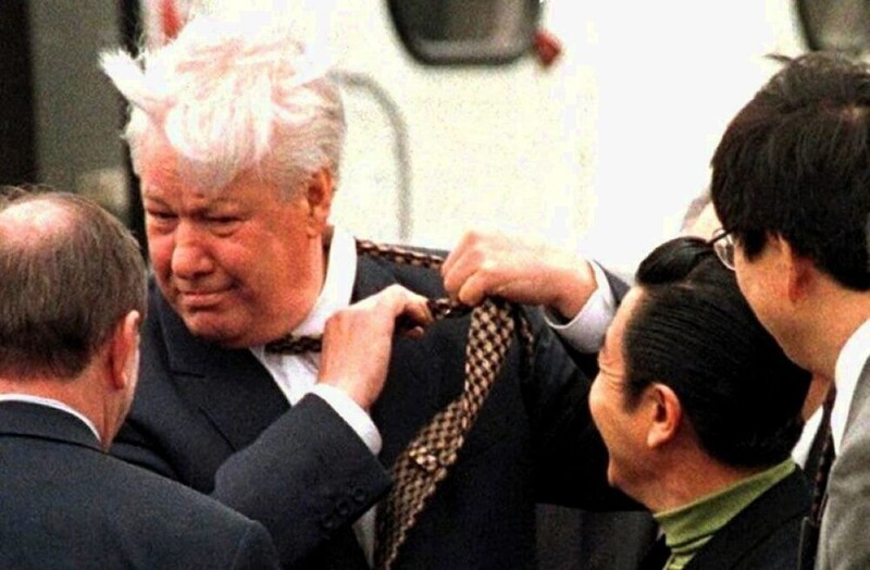 Когда забыл, что деловая встреча - "встреча без галстуков" Президент России Б.Н. Ельцин прибыл в Японию на встречу без галстуков. Хорошо подготовился. Конец 1990-х
