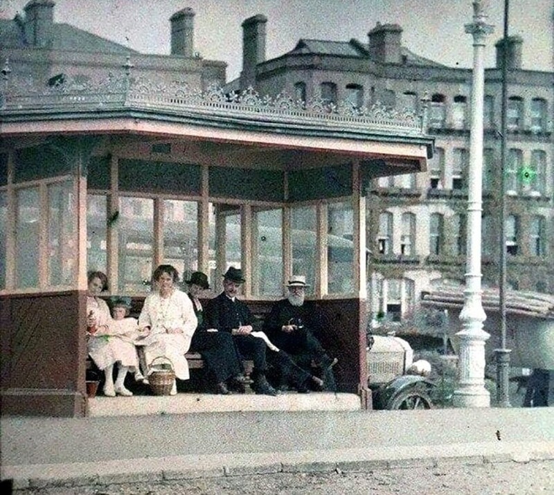 Автобусная остановка в Париже 100 лет назад