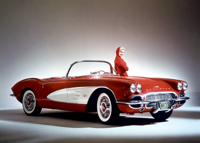 Corvette образца 1958 года получил наиболее эффектный дизайн с четырехфарной головной оптикой