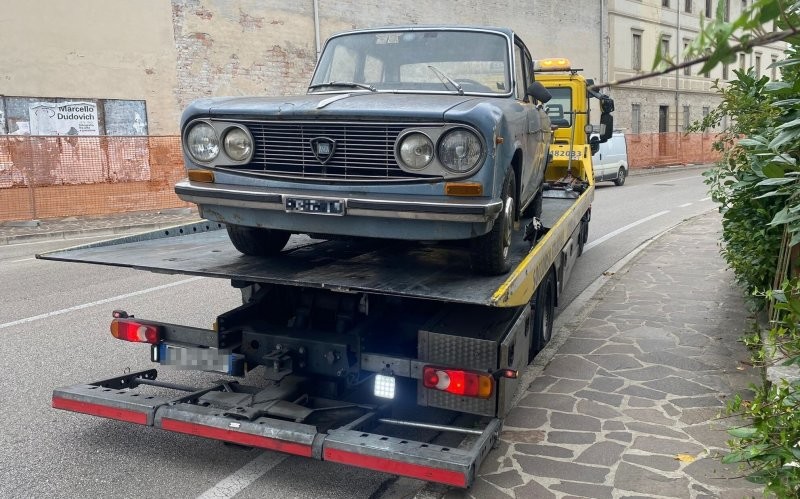 Автомобиль Lancia, простоявший почти полвека на итальянской улочке, пришлось эвакуировать