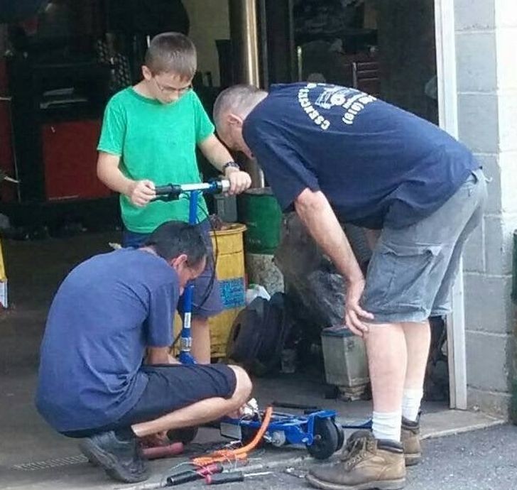 1. Мальчик принес в автомастерскую сломанный электросамокат, и механики починили его бесплатно