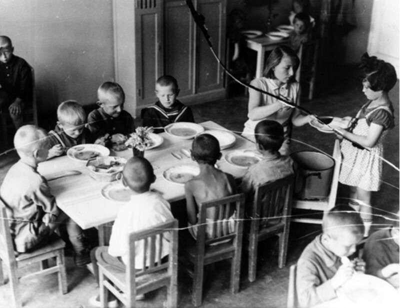 Витя Филиппов обедает в детском саду