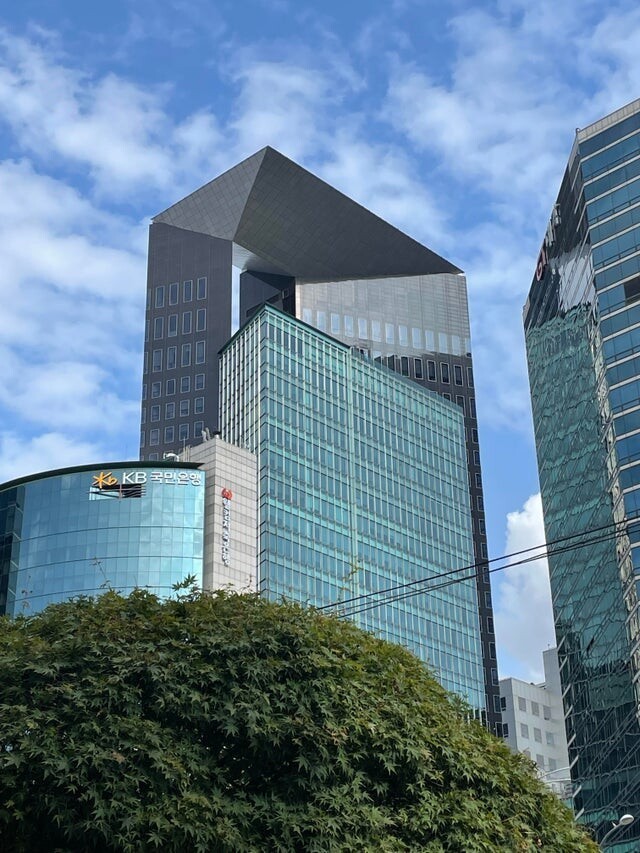 Что не так с этим зданием в Каннаме, Южная Корея?