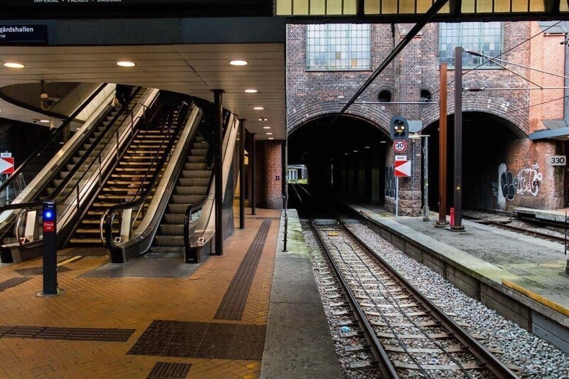 Этот железнодорожный вокзал в Копенгагене выглядит как два изображения