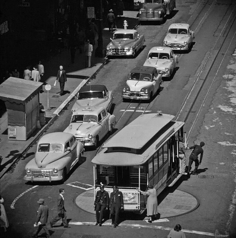 Разворот канатного трамвая на конечной остановке в Сан-Франциско. США. 1950-е.
