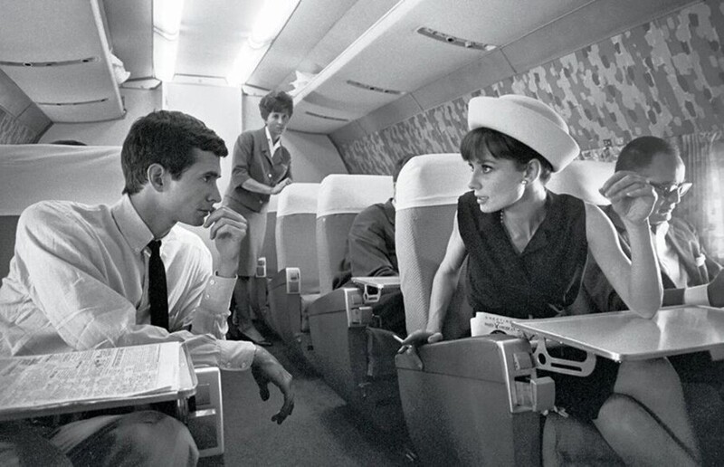 Одри Хепбёрн и Энтони Перкинс в самолёте. Великобритания. 1962 год