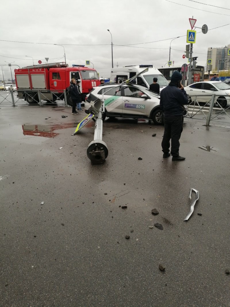 В Петербурге водитель каршерингового автомобиля вылетел на тротуар и сбил пешеходов