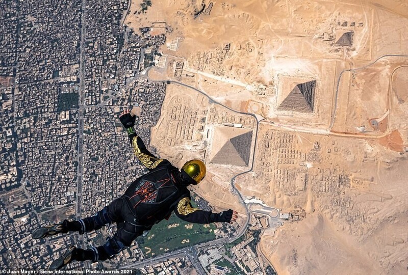 Прыжок с парашютом над Пирамидами. Высота 3000 метров. Фотограф Juan Mayer