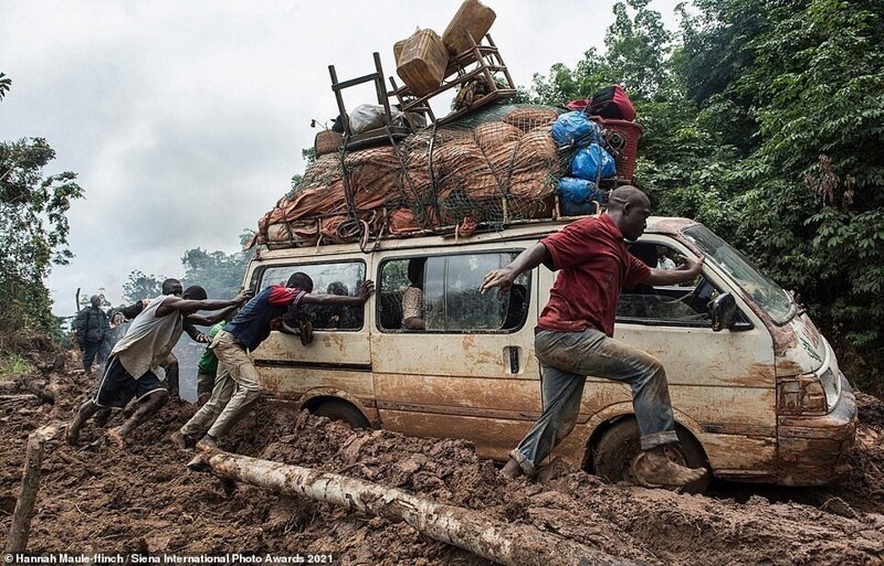 Африканские фермеры, перевозящие товары, несут огромные убытки в сезон дождей - их машины часто застревают в дороге. Монровия, Западная Африка. Фотограф Hannah Maule-ffinch