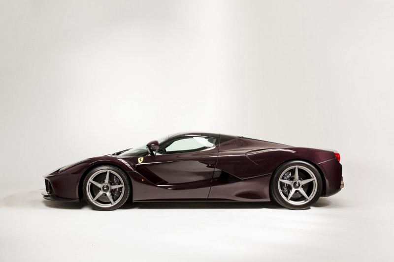 Единственный в своем роде Ferrari LaFerrari в "винном" цвете отправился на аукцион