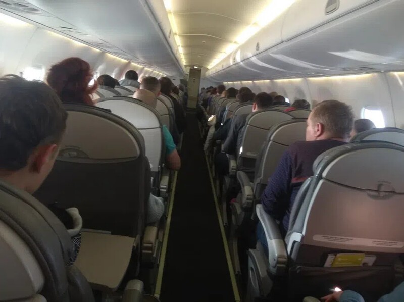 Аэрофобия или просто хамство: пассажирка рейса Анапа — Москва укусила стюардессу